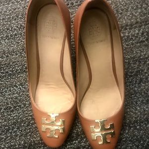 Tory Burch gold logo camel wedge heels